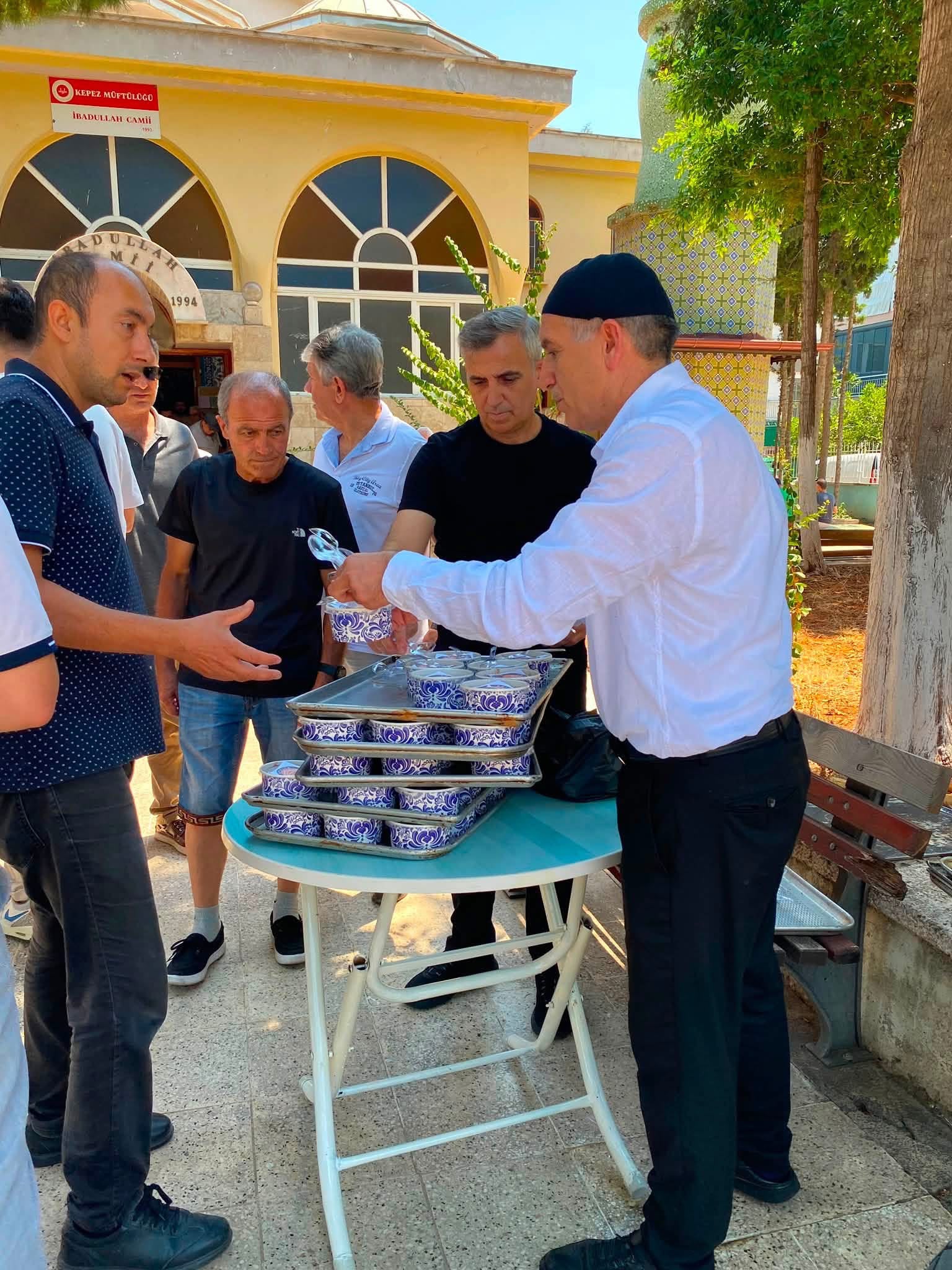 Cuma Namazı Çıkışında Aşure İkramı