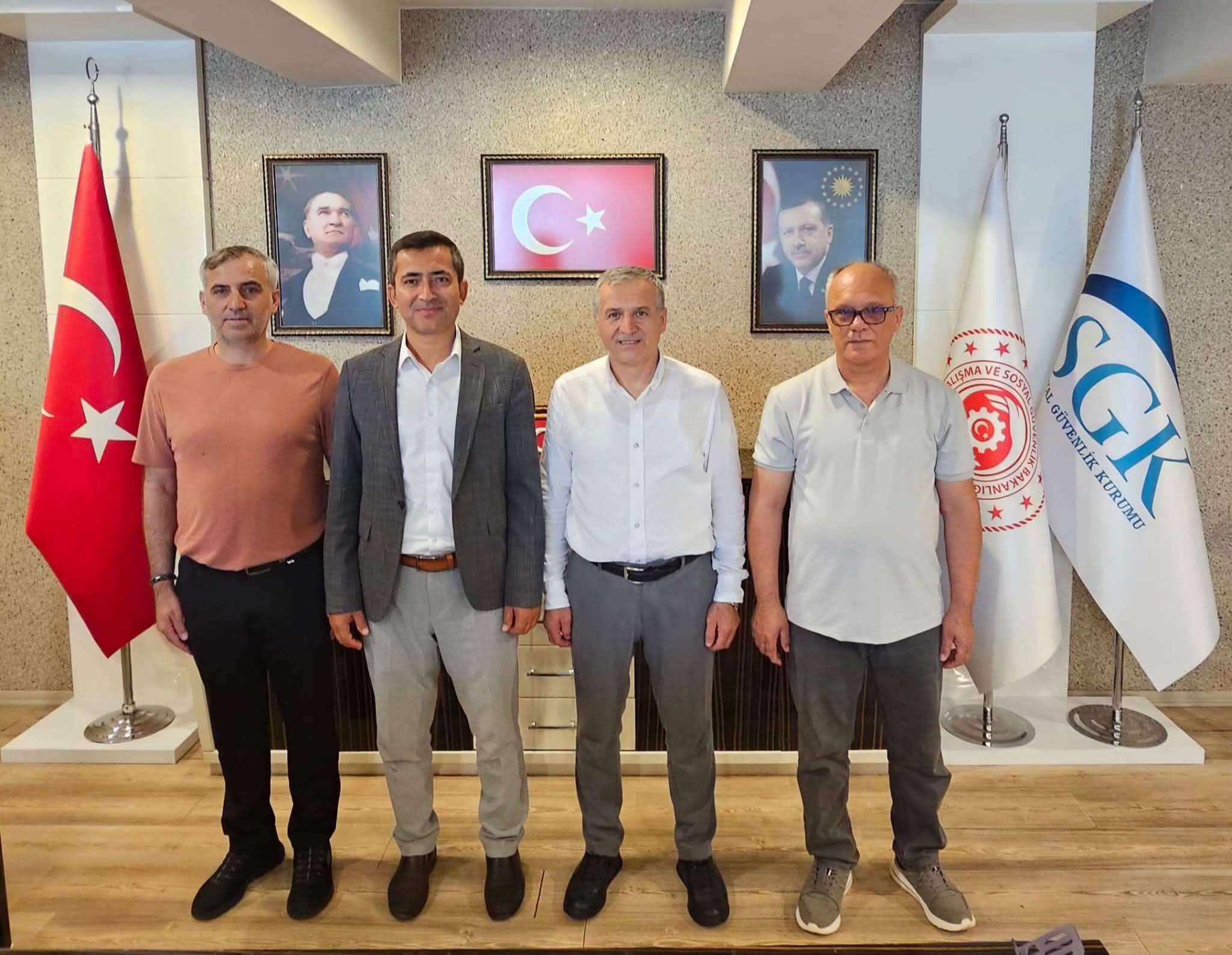 SGK İl Müdürlüğü ziyaretinde heyet fotoğrafı